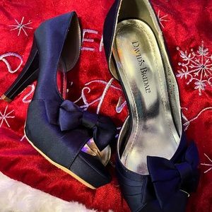 Excellent condition navy heels